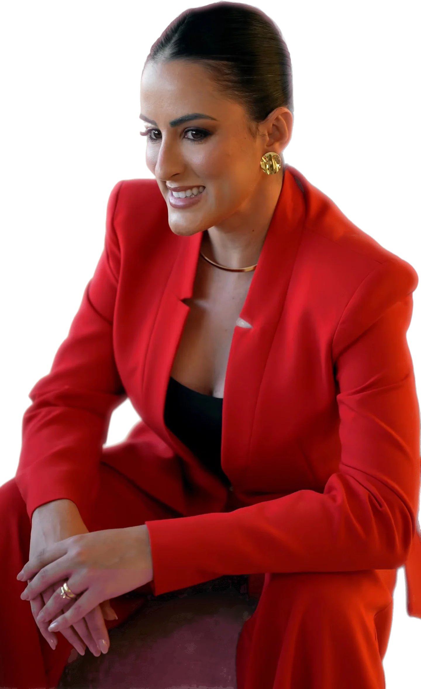 Dra. Mallu Cerutti sentada, inclinada para a frente, sorrindo
